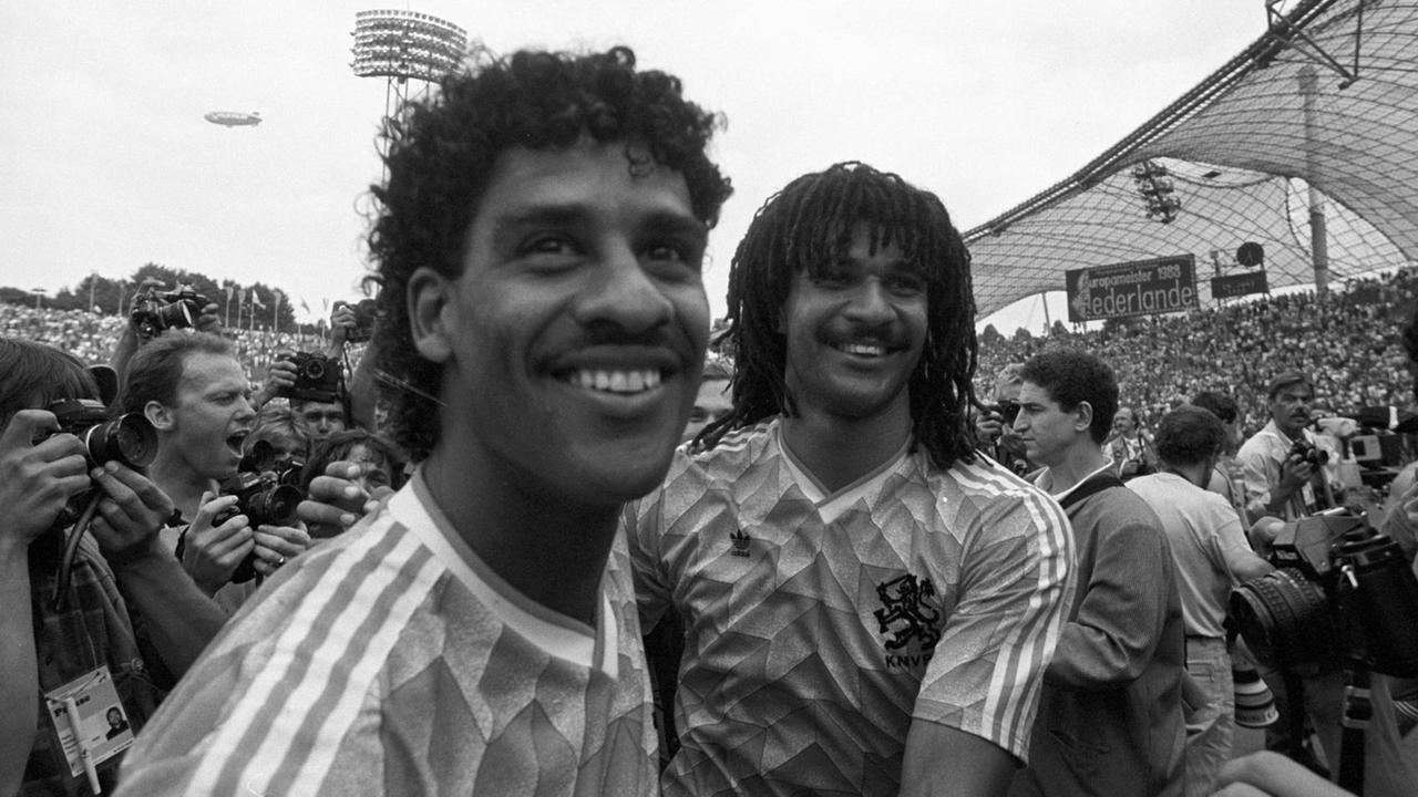 Frank Rijkaard (li.) und Ruud Gullit beim niederländischen Sieg der Fußball-Europameisterschaft 1988. Frank Rijkaard (li.) und Ruud Gullit beim niederländischen Sieg der Fußball-Europameisterschaft 1988.