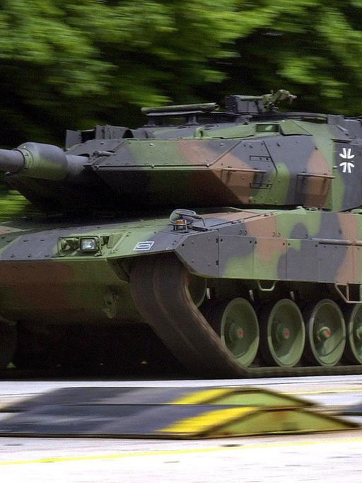 Ein Panzer KPz Leopard 2 A6 EX fährt am 15.7.2002 auf einer Teststrecke der Krauss-Maffei-Wegmann GmbH in München