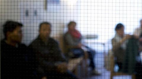 Patienten warten im Warteraum in der Praxis Malteser-Migranten-Medizin des Malteser Hilfsdiensts in Berlin.
