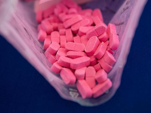 Sichergestellte pinke Ecstasy-Pillen werden bei einer Pressekonferenz der Polizei gezeigt