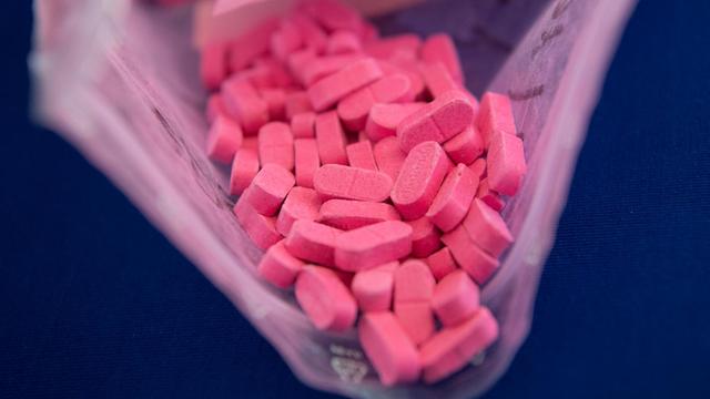 Sichergestellte pinke Ecstasy-Pillen werden bei einer Pressekonferenz der Polizei gezeigt