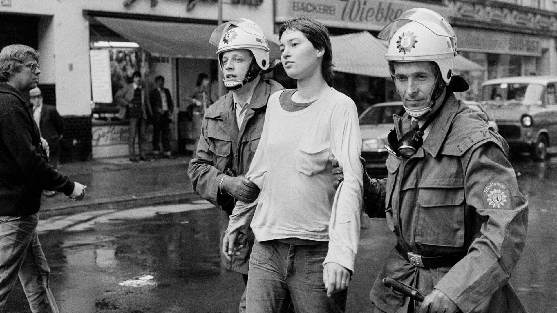 Polizeieinsatz gegen Hausbesetzer in der Wrangelstrasse 56 in Kreuzberg: Polizisten führen eine junge Hausbesetzerin ab (29.5.1980) Polizeieinsatz gegen Hausbesetzer in der Wrangelstrasse 56 in Kreuzberg: Polizisten führen eine junge Hausbesetzerin ab (29.5.1980)