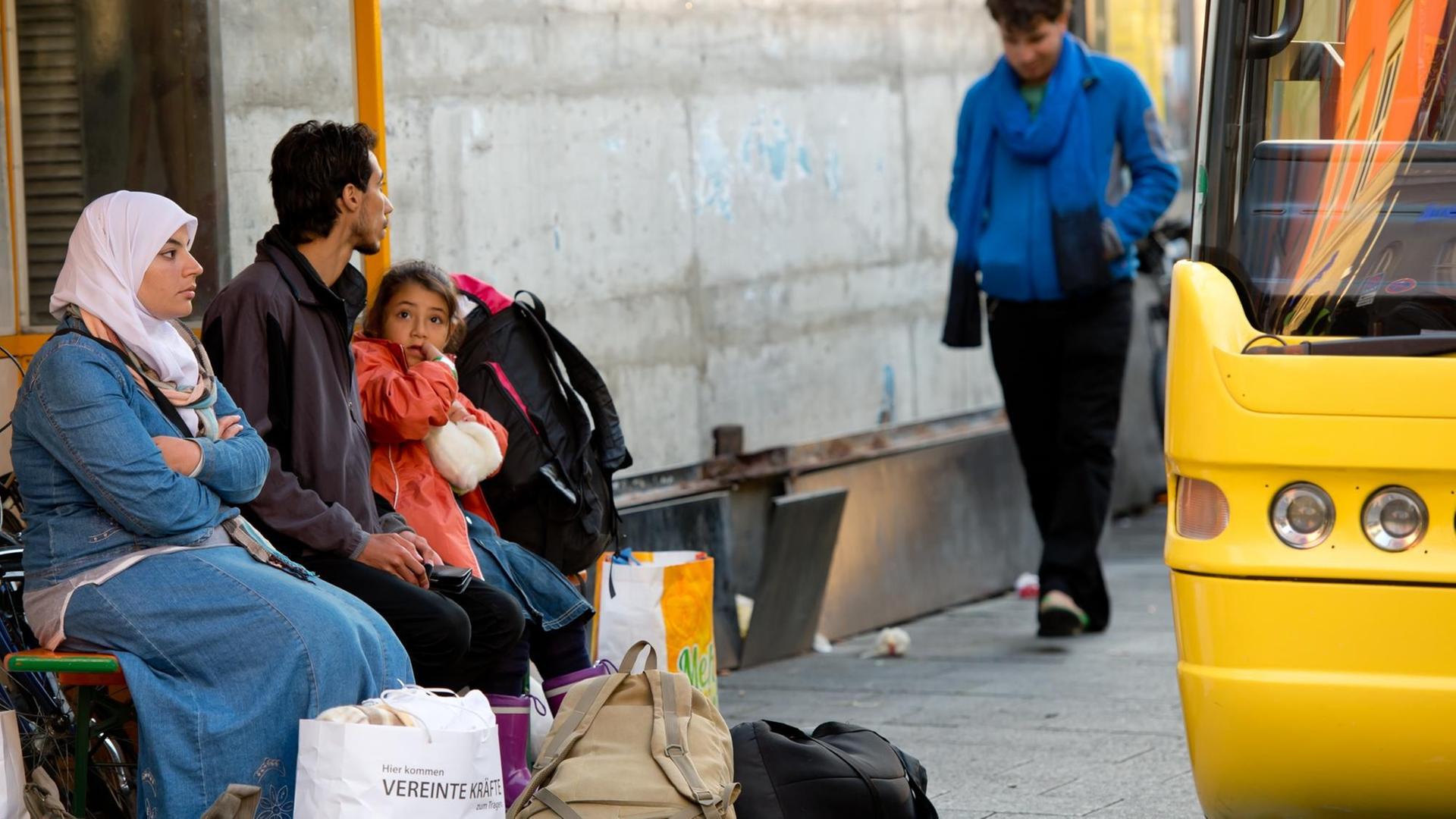 Flüchtlinge warten auf dem Hauptbahnhof in München auf die Weiterfahrt zu einer Erstaufnahmeeinrichtung. Flüchtlinge warten auf dem Hauptbahnhof in München auf die Weiterfahrt zu einer Erstaufnahmeeinrichtung.