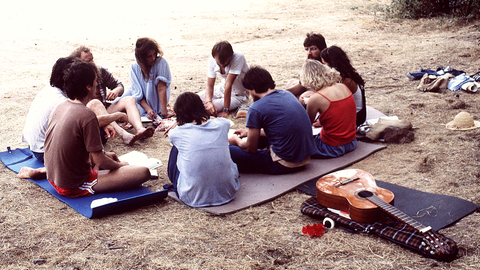 So erinnern wir uns an die 70er: Jugendliche sitzen im Kreis.