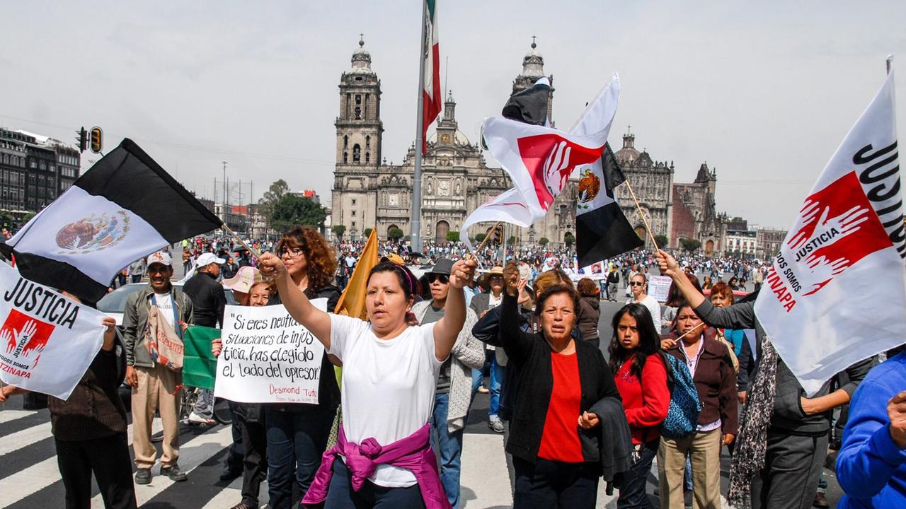 Mexikaner nehmen am Protestmarsch auf den Zocalo in Mexiko-Stadt teil, nachdem 43 mexikanische Studenten von der Polizei verschleppt wurden. Die Mörder stammen vermutlich aus dem Drogenmillieu.