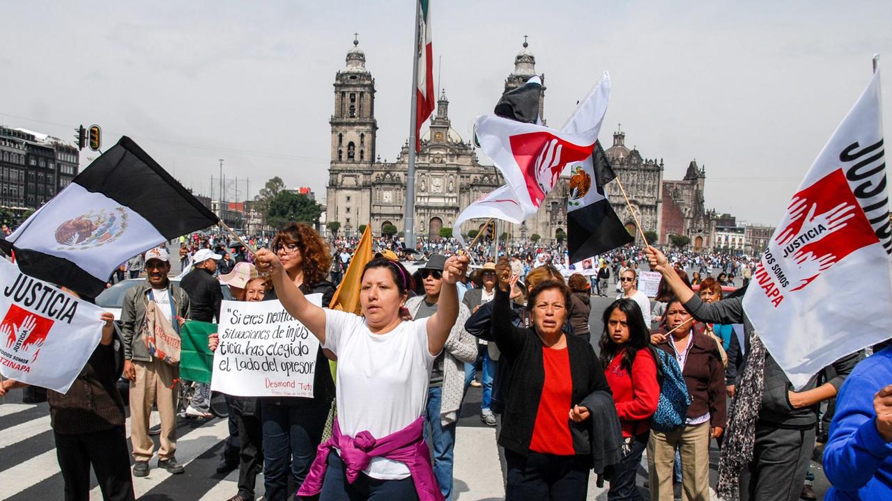 Mexikaner nehmen am Protestmarsch auf den Zocalo in Mexiko-Stadt teil, nachdem 43 mexikanische Studenten von der Polizei verschleppt wurden. Die Mörder stammen vermutlich aus dem Drogenmillieu. Mexikaner nehmen am Protestmarsch auf den Zocalo in Mexiko-Stadt teil, nachdem 43 mexikanische Studenten von der Polizei verschleppt wurden. Die Mörder stammen vermutlich aus dem Drogenmillieu.