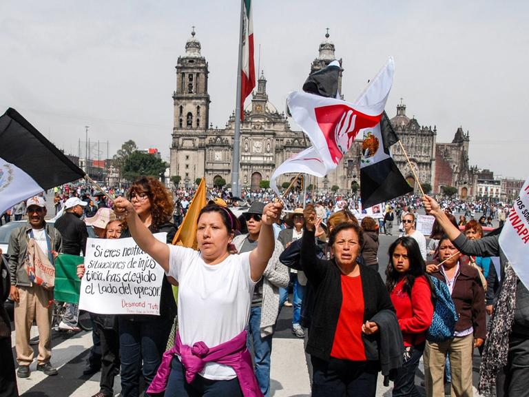 Mexikaner nehmen am Protestmarsch 43x43 auf den Zocalo in Mexiko-Stadt teil, nachdem 43 mexikanische Studenten von der Polizei verschleppt wurden. Die Mörder stammen vermutlich aus dem Drogenmillieu.