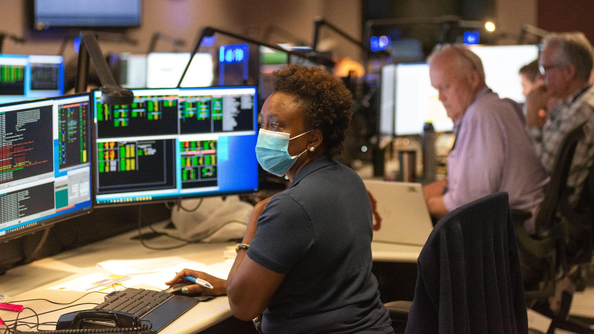 Konzentriertes Arbeiten im Kontrollraum: Nzinga Tull und ihr Team bei der Wiederinbetriebnahme des Hubble-Welraumteleskops am 15. Juli 2021 Konzentriertes Arbeiten im Kontrollraum: Nzinga Tull und ihr Team bei der Wiederinbetriebnahme des Hubble-Welraumteleskops am 15. Juli 2021