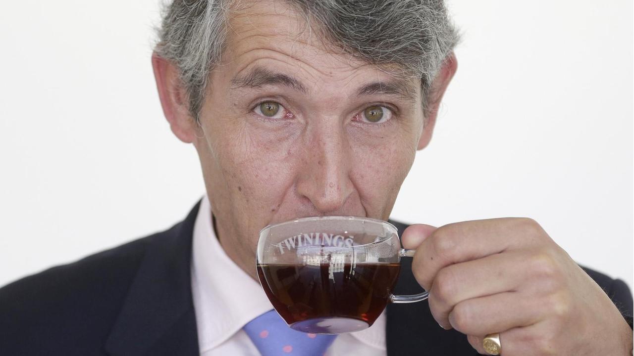Stephen Twining gehört zur zehnten Generation des gleichnamigen britischen Teehauses und ist seit 1985 im Unternehmen tätig Stephen Twining gehört zur zehnten Generation des gleichnamigen britischen Teehauses und ist seit 1985 im Unternehmen tätig