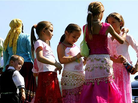 Kinder aus Roma-Familien warten auf den Beginn eines festes in Costesti in Rumänien.