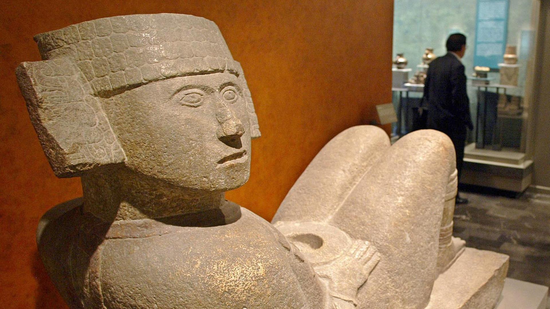 Die Figur eines Chak Mo'ol im Maya-Saal des Museums für Anthropologie in Mexiko-Stadt. Die Figur eines Chak Mo'ol im Maya-Saal des Museums für Anthropologie in Mexiko-Stadt.