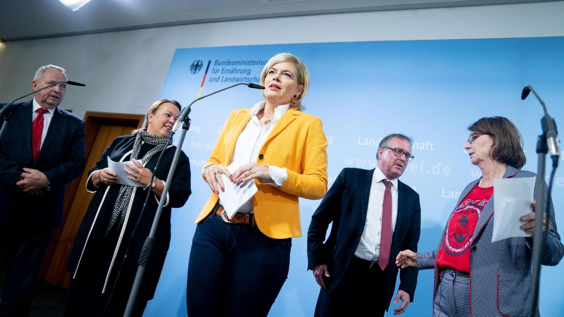 Bundesernährungsministerin Julia Klöckner (3. v.l.) mit ihren Kollegen Till Backhaus (Mecklenburg-Vorpommern), Ursula Heinen-Esser (Nordrhein-Westfalen), Stefan Ludwig (Brandenburg) und Priska Hinz (Hessen) Bundesernährungsministerin Julia Klöckner (3. v.l.) mit ihren Kollegen Till Backhaus (Mecklenburg-Vorpommern), Ursula Heinen-Esser (Nordrhein-Westfalen), Stefan Ludwig (Brandenburg) und Priska Hinz (Hessen)