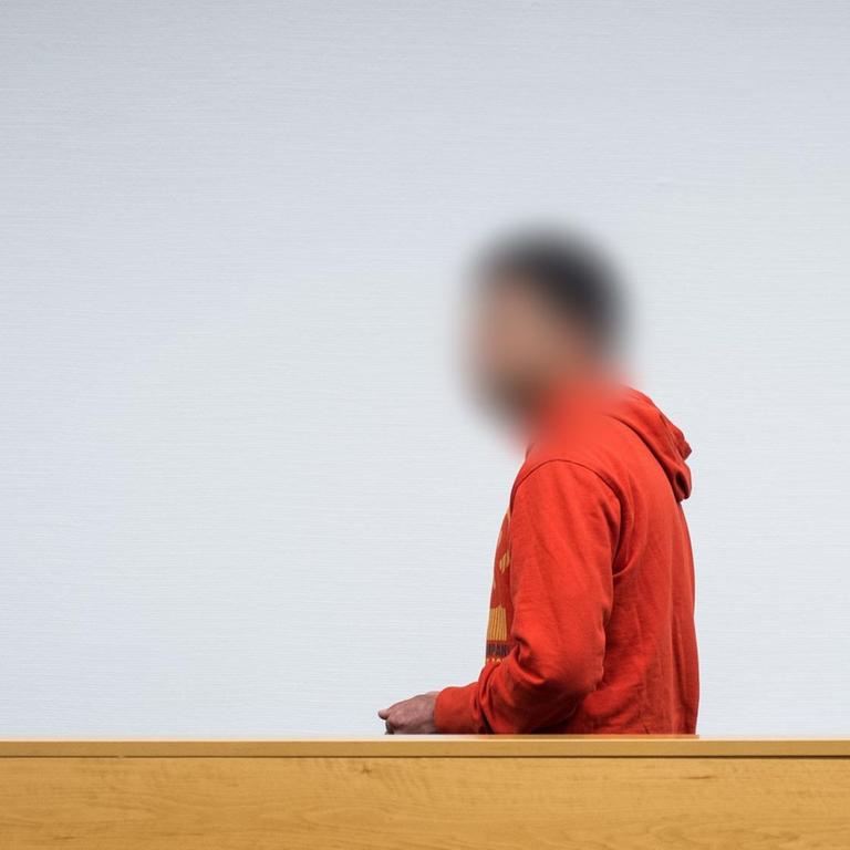 Der Angeklagte Nurettin B. kommt am 31.05.2017 in ein Gerichtssaal im Landgericht in Hannover (Niedersachsen). Weil der 39-Jährige seine Ex-Partnerin mit einem Seil hinter seinem Auto hergeschleift haben soll, muss er sich vor dem Landgericht verantworten.