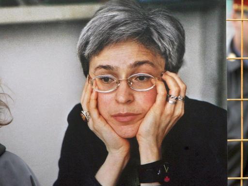 Ein Porträtbild der russischen Journalistin Anna Politkowskaja hängt im Jahr 2007 in einer Erinnerungs-Ausstellung in einem Moskauer Park.