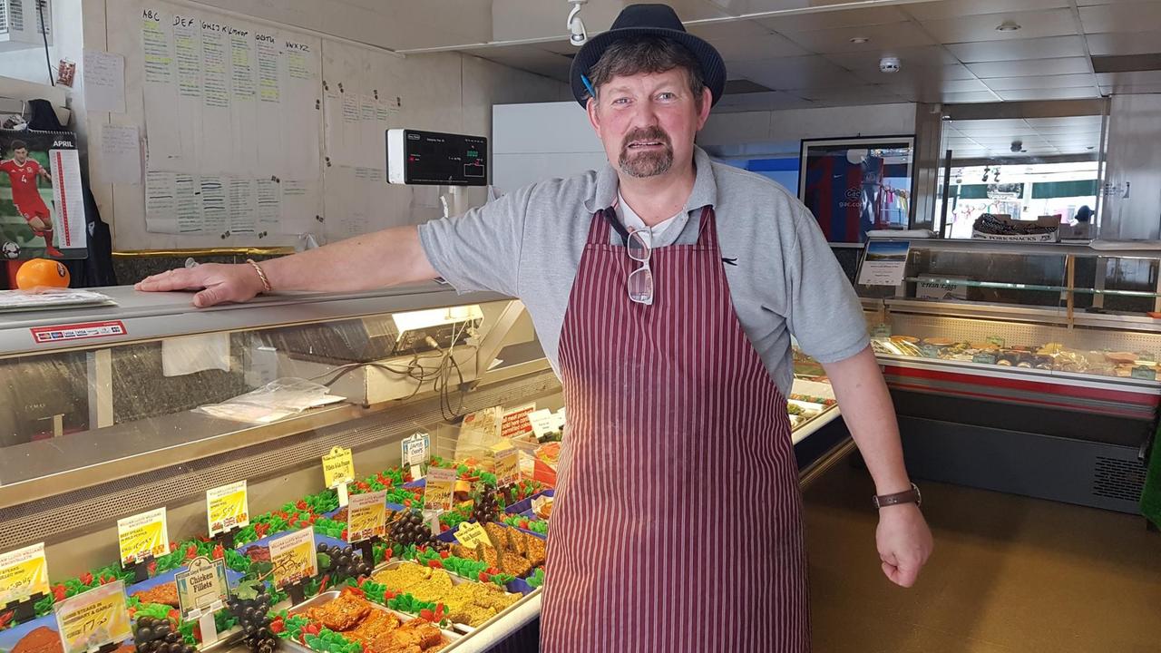 Metzger William Lloyd Williams steht vor seiner Fleischtheke. Er sorgt sich um ländliche Regionen in Wales nach dem Brexit. Metzger William Lloyd Williams steht vor seiner Fleischtheke. Er sorgt sich um ländliche Regionen in Wales nach dem Brexit.