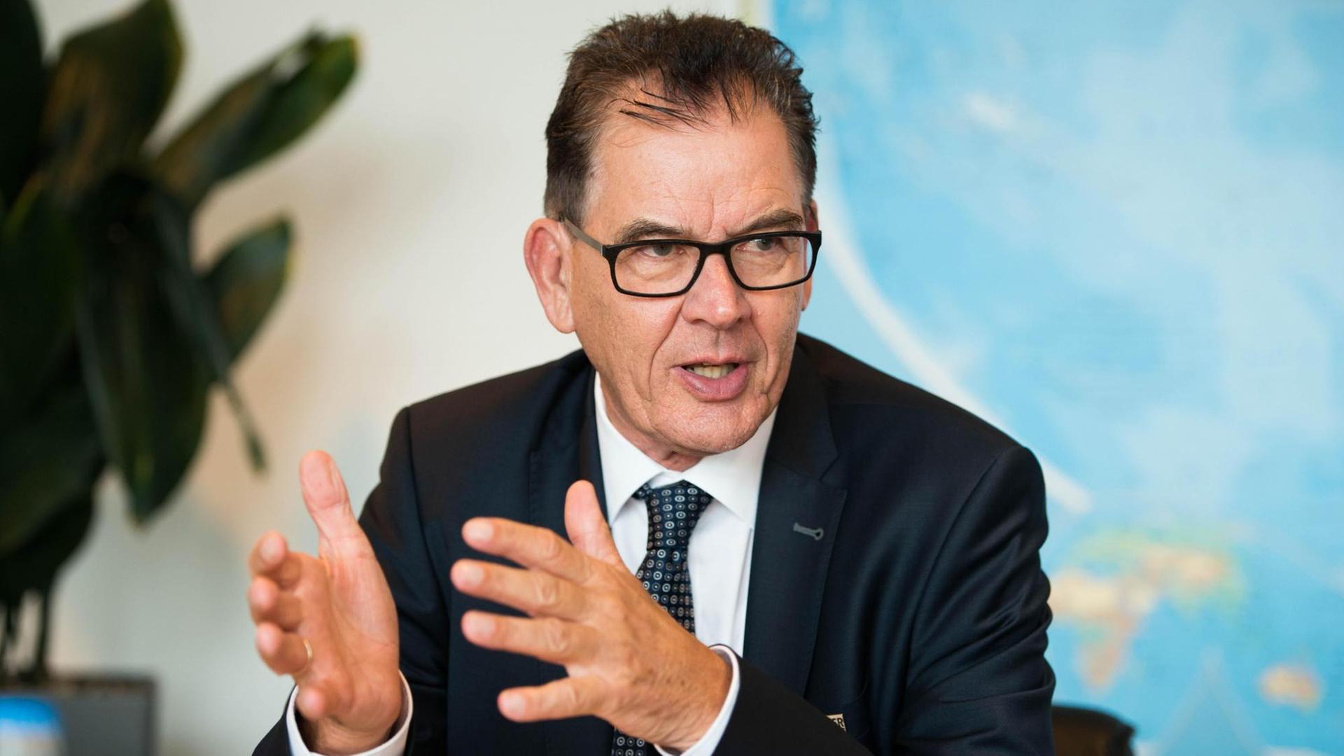 Bundesentwicklungsminister Gerhard Müller in einem Gespräch Bundesentwicklungsminister Gerhard Müller in einem Gespräch