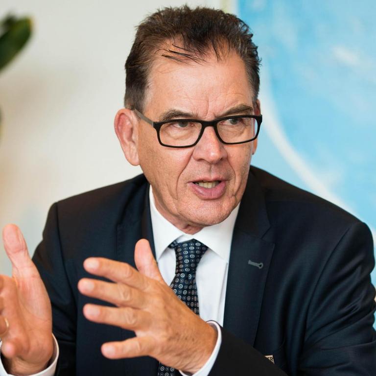 Bundesentwicklungsminister Gerhard Müller in einem Gespräch