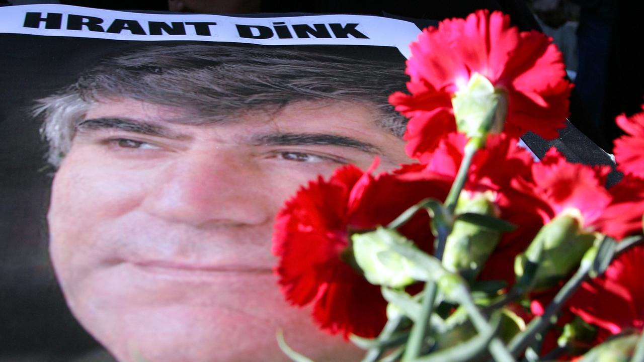 Bild des ermordeten Hrant Dink mit Blumen bedeckt Bild des ermordeten Hrant Dink mit Blumen bedeckt