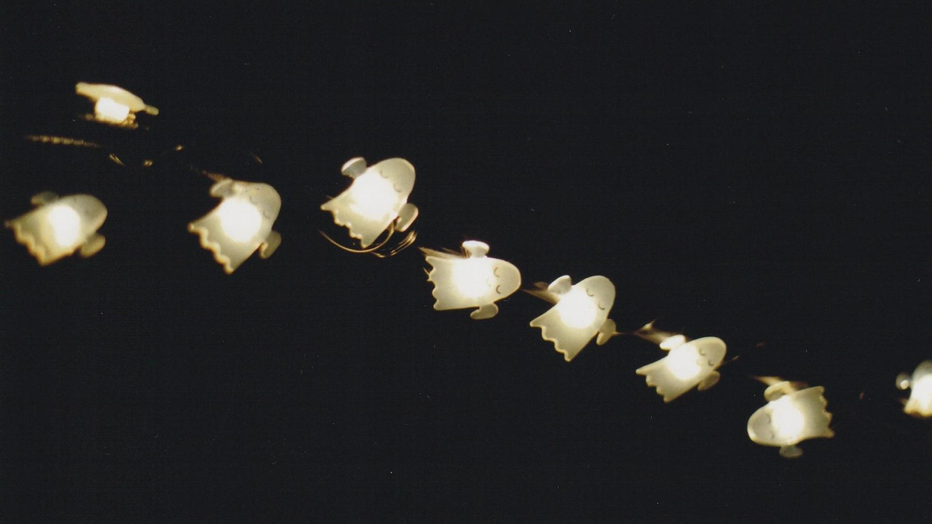 Eine Lichterkette mit gespensterförmigen Lämpchen. Eine Lichterkette mit gespensterförmigen Lämpchen.