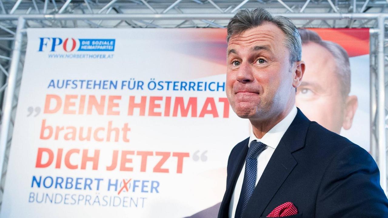 Norbert Hofer, FPÖ, vor einem seiner Wahlplakate für die österreichische Präsidentschaftswahl Norbert Hofer, FPÖ, vor einem seiner Wahlplakate für die österreichische Präsidentschaftswahl