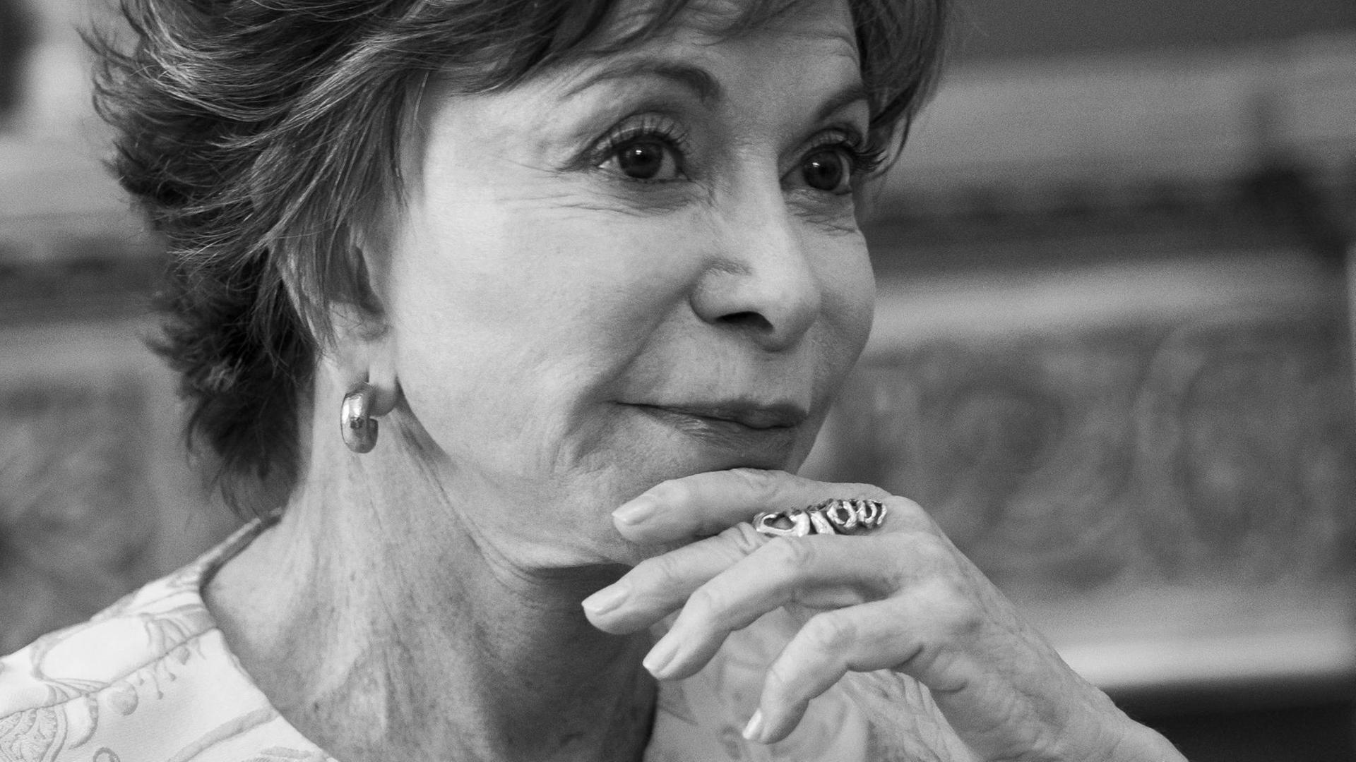 Porträt der chilenischen Schriftstellerin Isabel Allende. Porträt der chilenischen Schriftstellerin Isabel Allende.
