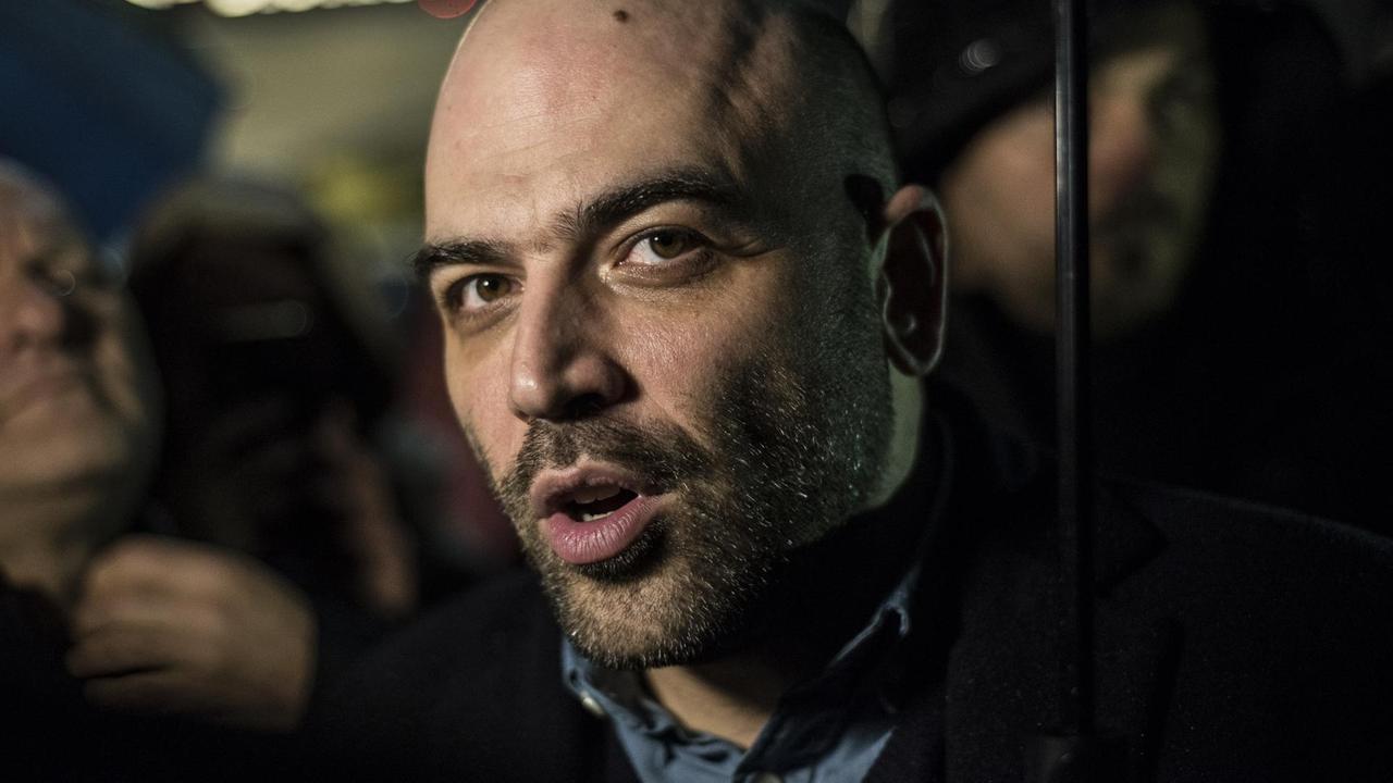 Portrait des Journalisten Roberto Saviano, der mit Reportern spricht. Portrait des Journalisten Roberto Saviano, der mit Reportern spricht.