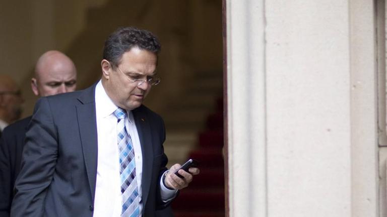 Hans-Peter Friedrich am Handy Hans-Peter Friedrich am Handy