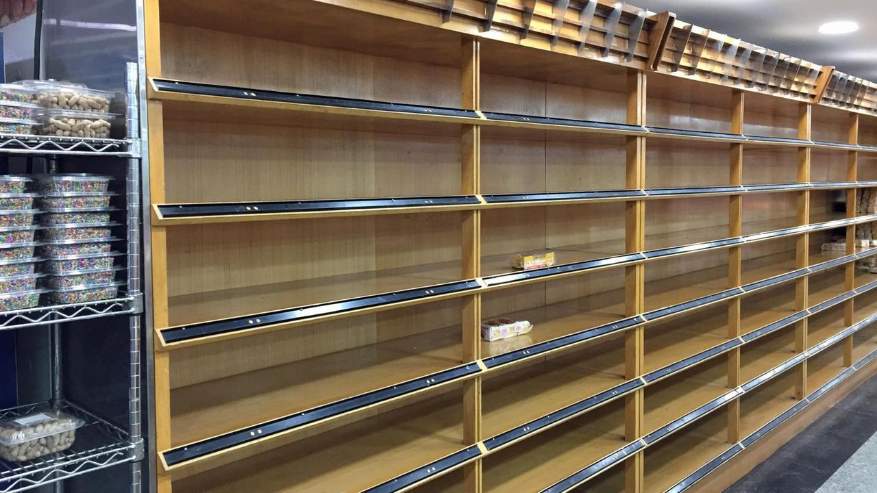 Leere Brotregale in einem Supermarkt in Venezuela. Leere Brotregale in einem Supermarkt in Venezuela.