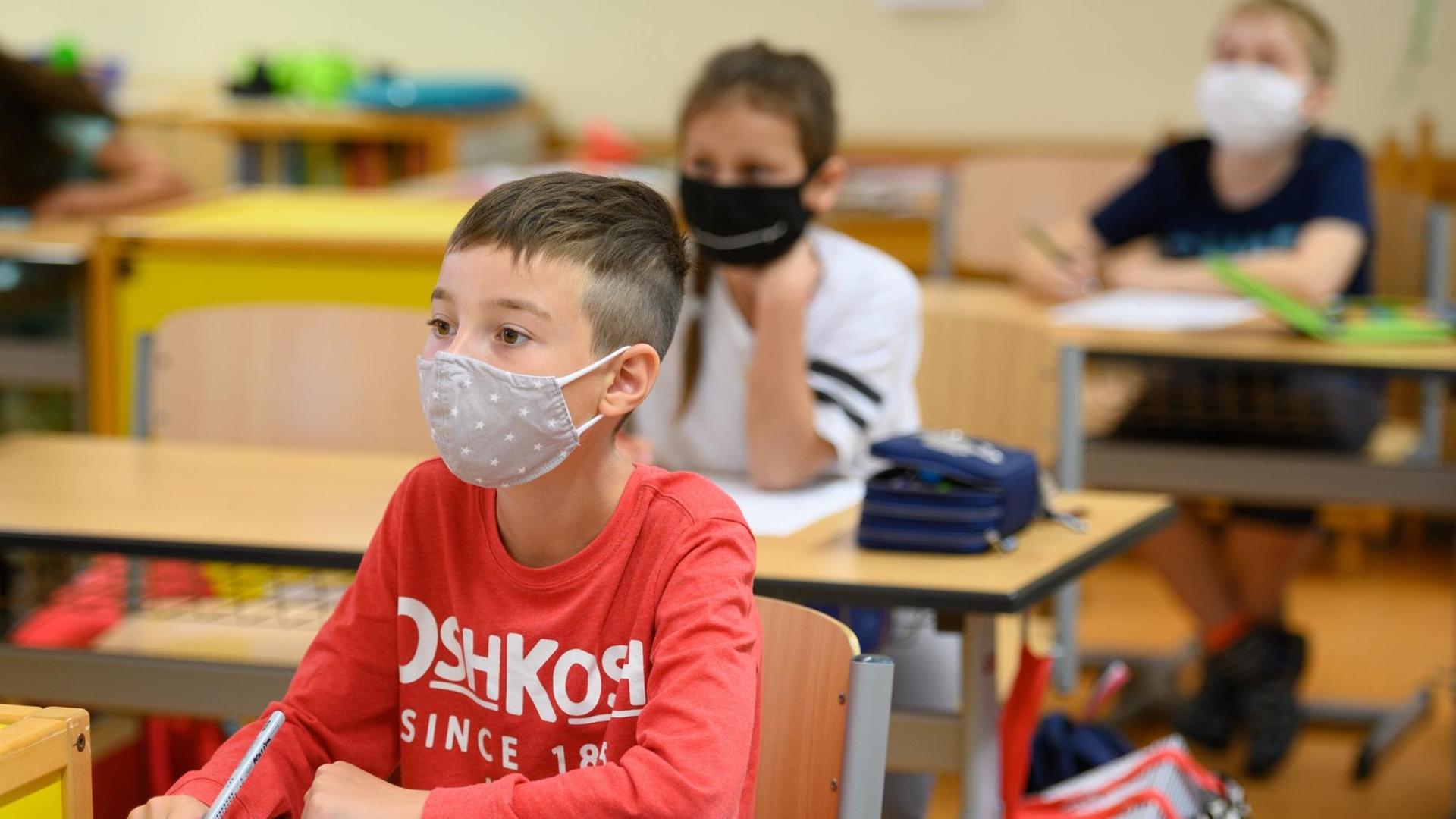 Schülerinnen und Schüler sitzen im Schulunterricht. Die Ministerpräsidentin und die Bildungsministerin von Rheinland-Pfalz (beide SPD) besuchen zum Schulstart die Lenneberg Grund- und Realschule plus im Stadtteil Budenheim. Schülerinnen und Schüler sitzen im Schulunterricht. Die Ministerpräsidentin und die Bildungsministerin von Rheinland-Pfalz (beide SPD) besuchen zum Schulstart die Lenneberg Grund- und Realschule plus im Stadtteil Budenheim.