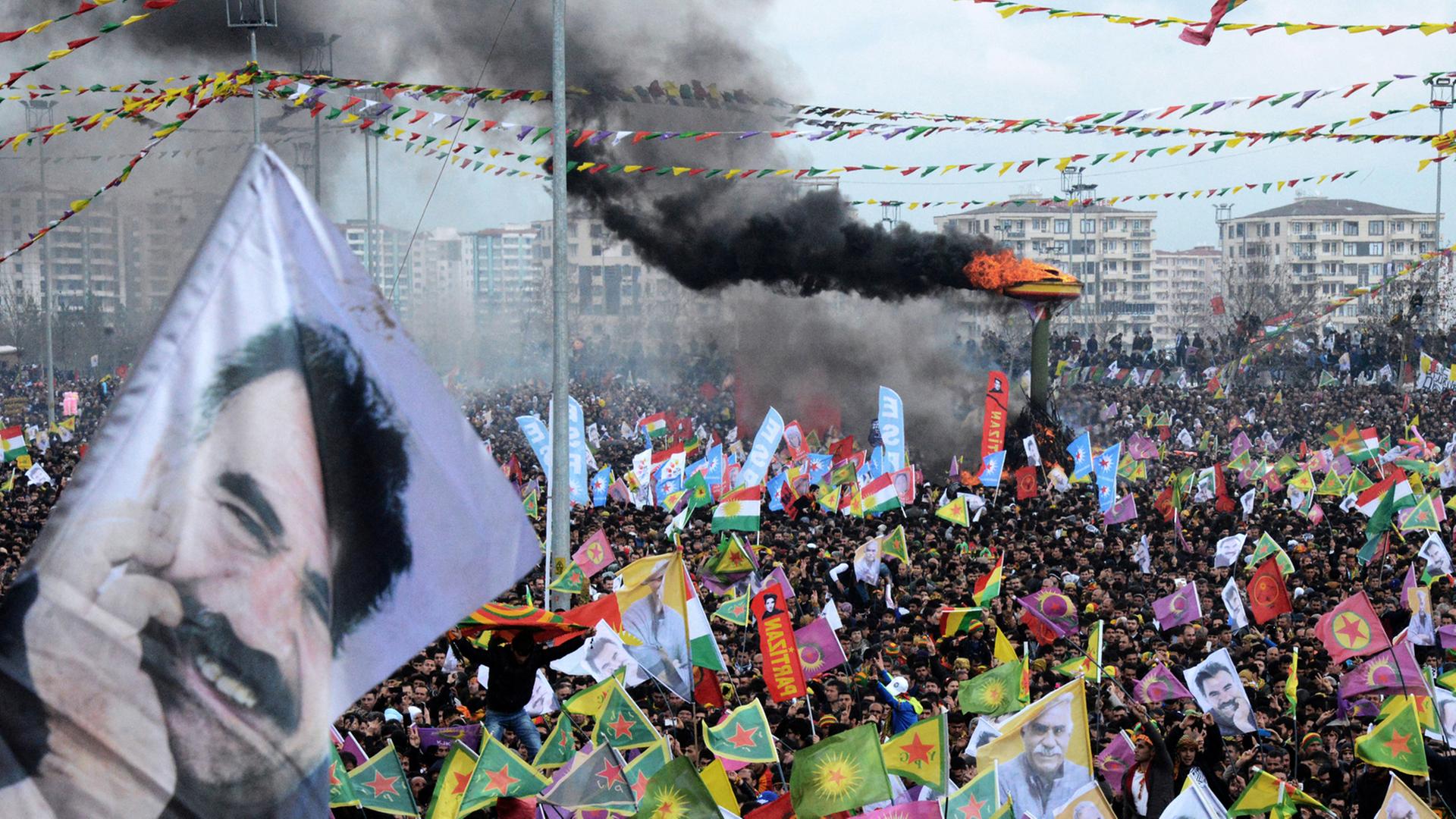 Hunderttausende feierten in Diyarbakir das Kurdischen Neujahrsfest Newroz Hunderttausende feierten in Diyarbakir das Kurdischen Neujahrsfest Newroz