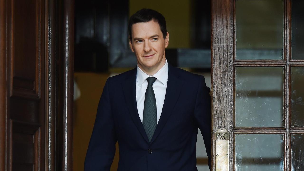 George Osborne tritt am 25 November 2015 durch eine hölzerne Tür. George Osborne tritt am 25 November 2015 durch eine hölzerne Tür.