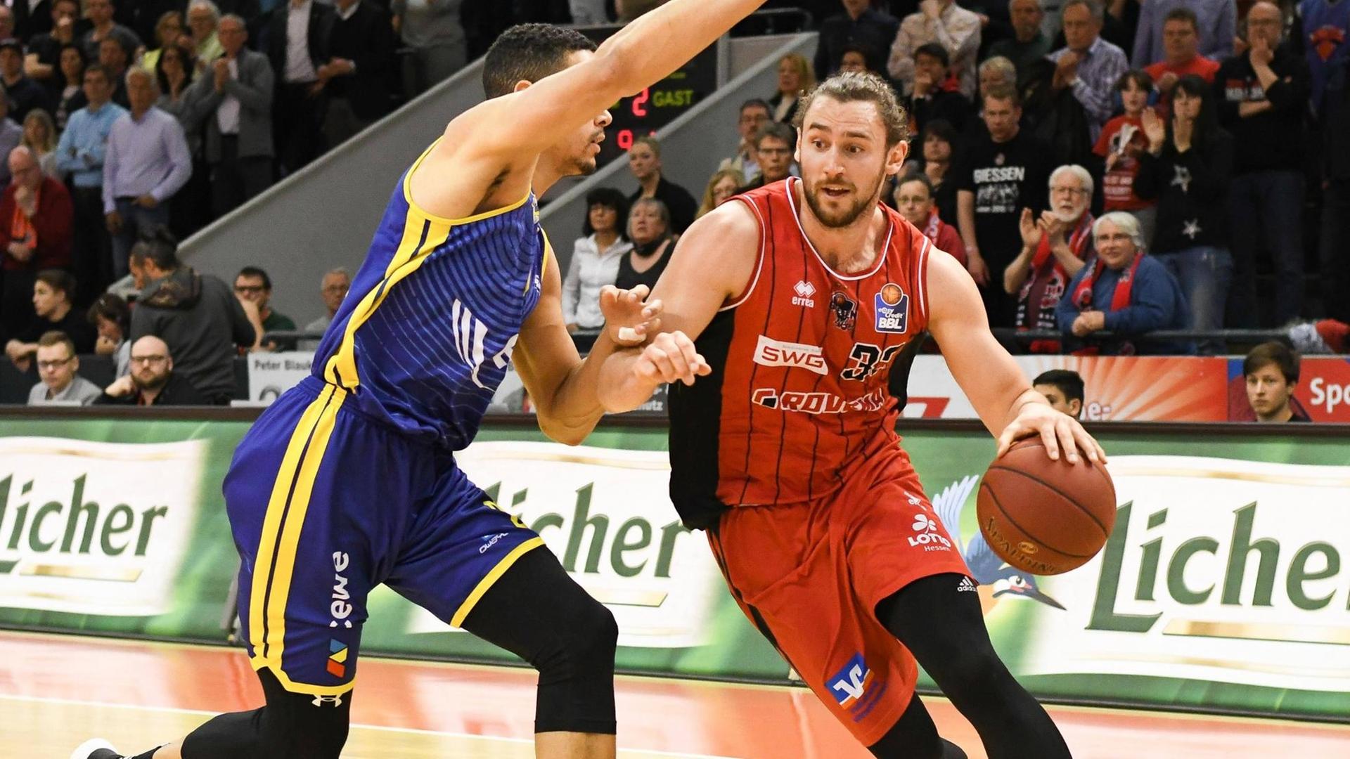 Basketballer Marco Völler (rechts im Bild) von den Gießen 46ers Basketballer Marco Völler (rechts im Bild) von den Gießen 46ers