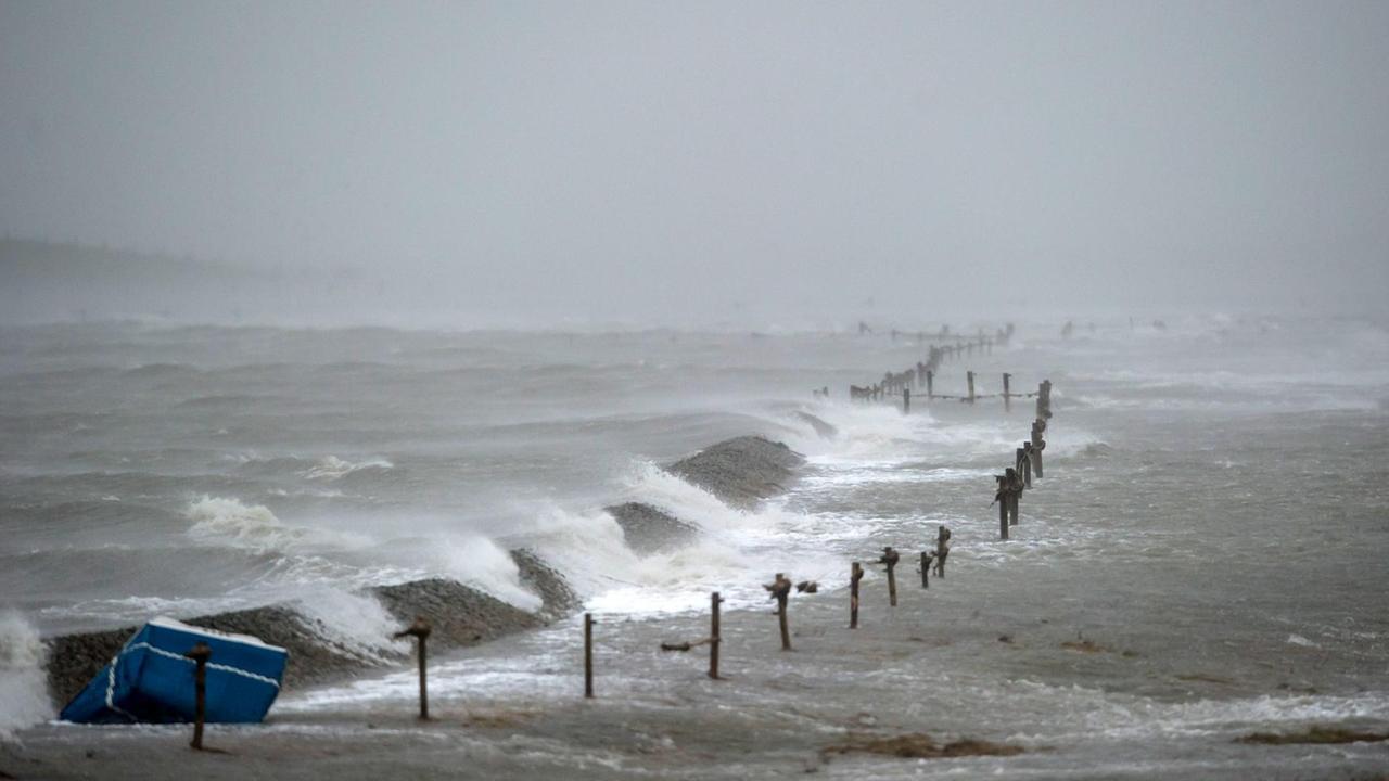 Ein Deich wird am 05.12.2013 in der größten nordfriesischen Hallig Langeneß (Schleswig-Holstein) in der Nordsee während des Orkans überspült. Ein Deich wird am 05.12.2013 in der größten nordfriesischen Hallig Langeneß (Schleswig-Holstein) in der Nordsee während des Orkans überspült.