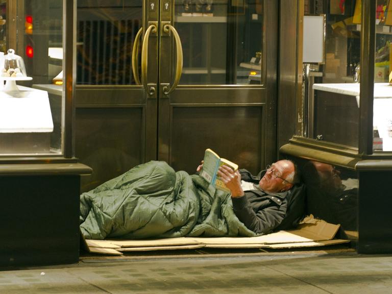 Armut im heutigen London: Ein Obdachloser im Eingang einer Nobel-Boutique.