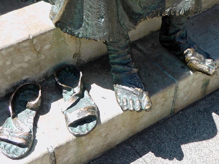 Pilgerdenkmal in León - Füße und daneben Sandalen