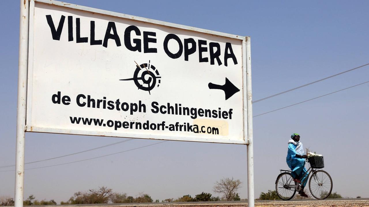 Hinweisschild zu Christoph Schlingensiefs Operndorf in Burkina Faso