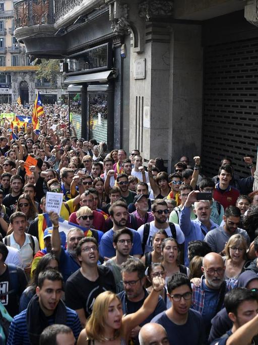 Zahlreiche Menschen protestieren in Barcelona gegen die Razzia der spanischen Polizei bei der katalanischen Regionalregierung.
