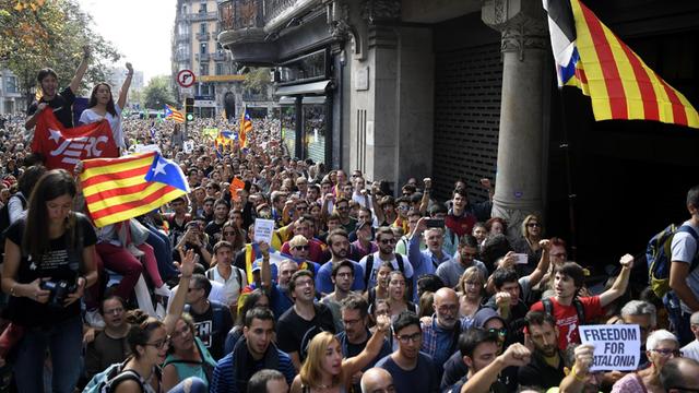 Zahlreiche Menschen protestieren in Barcelona gegen die Razzia der spanischen Polizei bei der katalanischen Regionalregierung.