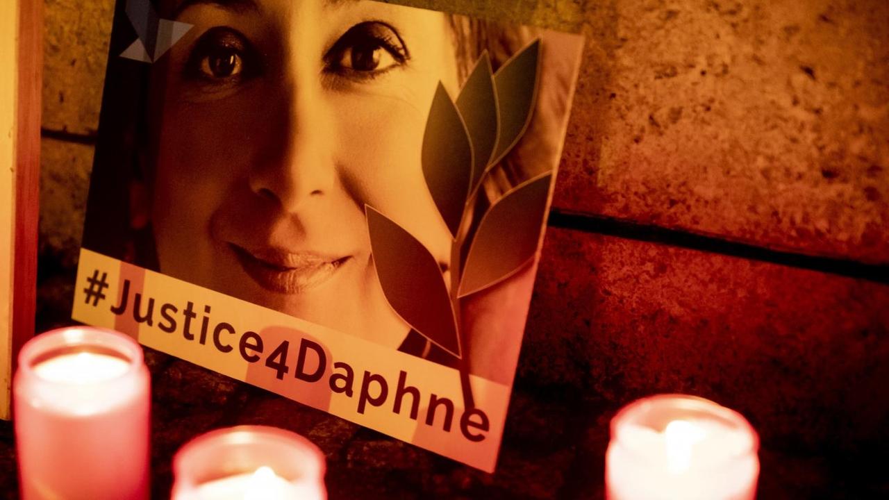 Ein Schild vor der maltesischen Botschaft erinnert bei einer Mahnwache an die vor zwei Jahren ermordete maltesische Investigativjournalistin Daphne Caruana Galizia. Auf dem Schild steht: #Justice4Daphne. Zu der Mahnwache hatten "Reporter ohne Grenzen" aufgerufen und fordern von der maltesischen Regierung eine lückenlose Aufklärung der Tat.