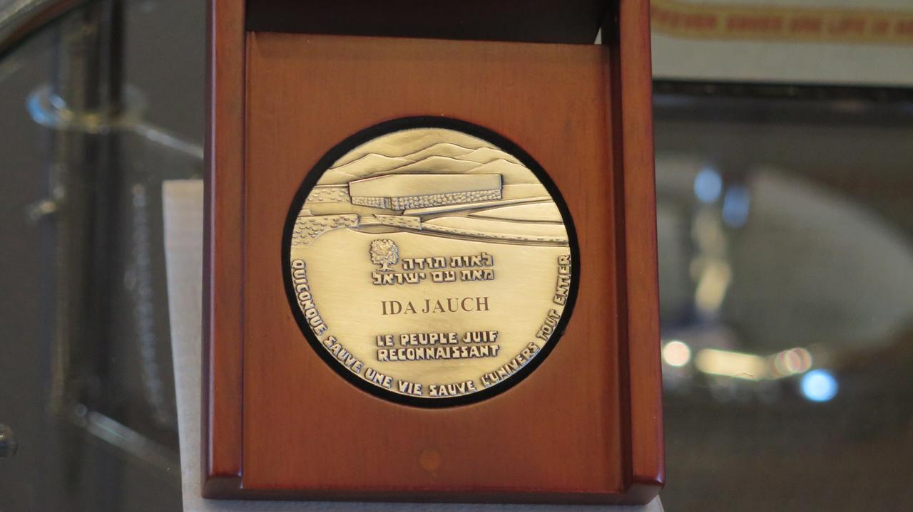 "Gerechte unter den Völkern": Medaille für Ida Jauch, die den Radio- und Fernsehmoderator Hans Rosenthal versteckte "Gerechte unter den Völkern": Medaille für Ida Jauch, die den Radio- und Fernsehmoderator Hans Rosenthal versteckte