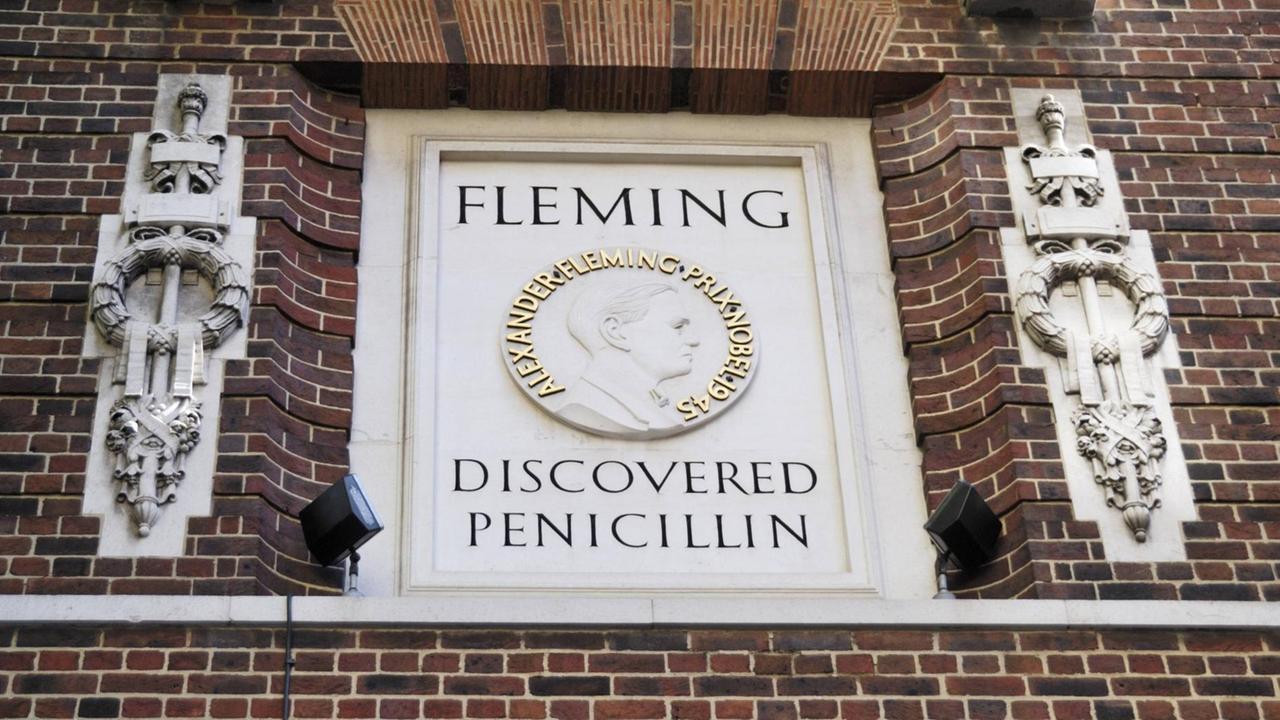 Erinnerungsstein am St Marys Hospital in London. Der Bakteriologe Alexander Fleming entdeckte hier Penicillin durch Zufall im September 1928 Erinnerungsstein am St Marys Hospital in London. Der Bakteriologe Alexander Fleming entdeckte hier Penicillin durch Zufall im September 1928