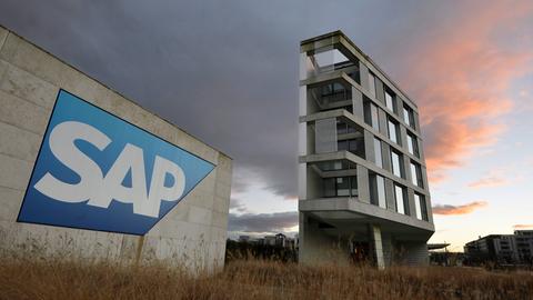 Das Logo des Softwareherstellers SAP am Hauptsitz in Walldorf in Baden-Württemberg.