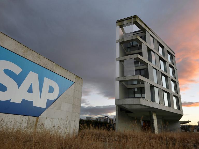 Das Logo des Softwareherstellers SAP am Hauptsitz in Walldorf in Baden-Württemberg.