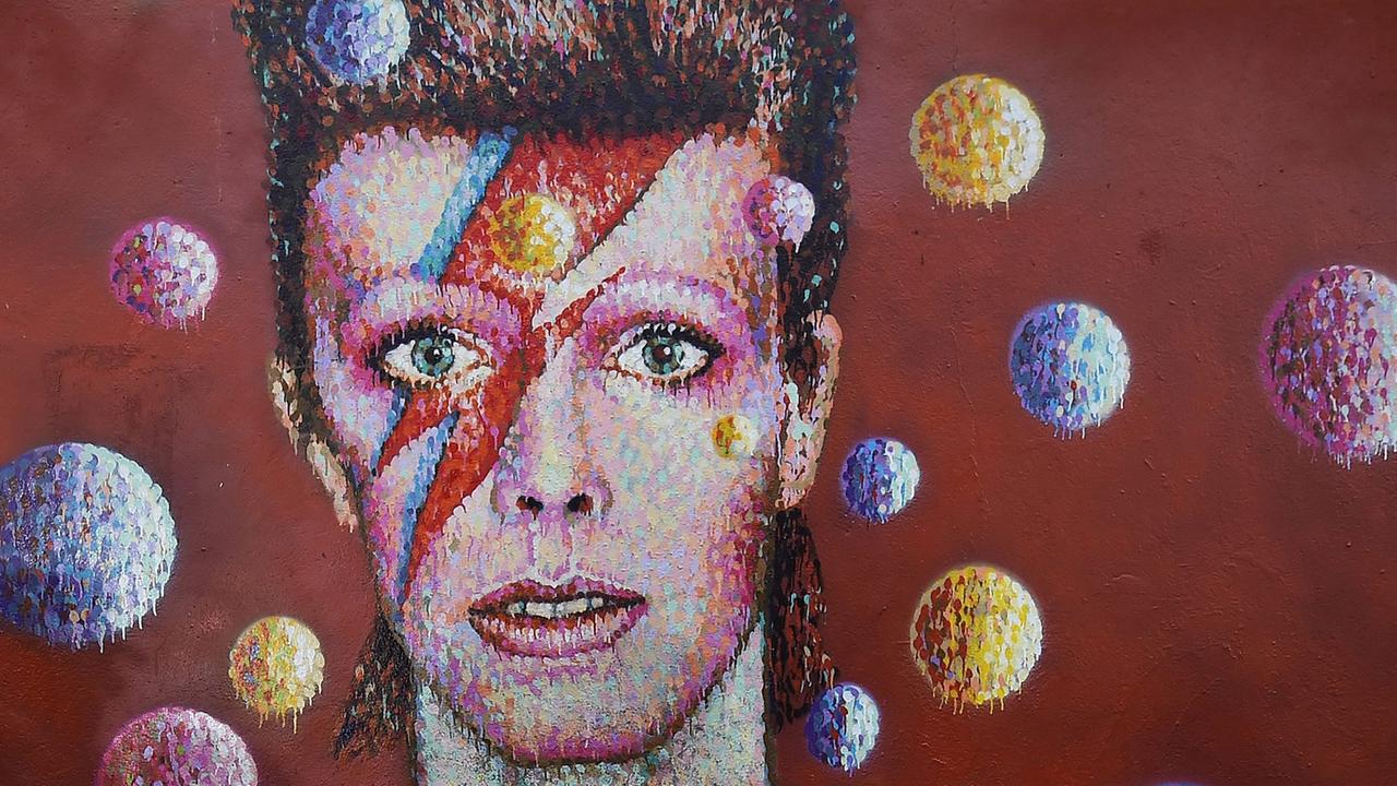 Ein Wandgemälde in Brixton zeigt David Bowie mit farbenprächtiger Frisur Ein Wandgemälde in Brixton zeigt David Bowie mit farbenprächtiger Frisur