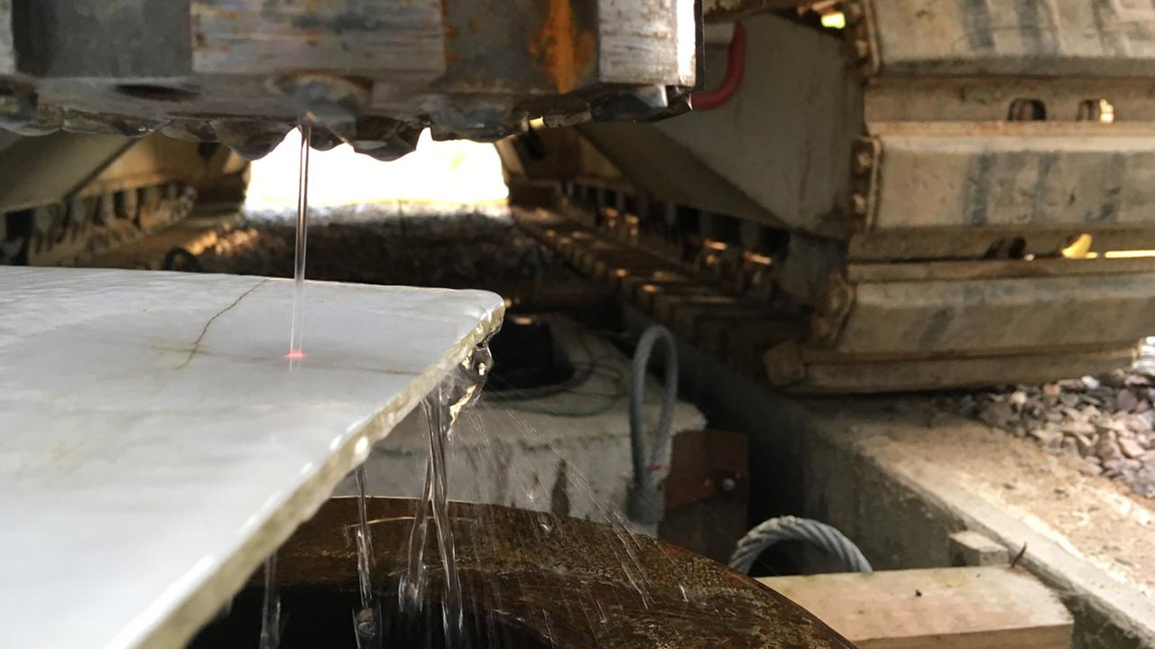 Bohrkrone des Laserbohrstrangs mit austretendem Laser-Wasserstrahl Bohrkrone des Laserbohrstrangs mit austretendem Laser-Wasserstrahl