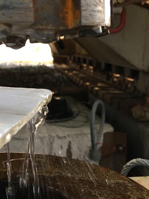 Bohrkrone des Laserbohrstrangs mit austretendem Laser-Wasserstrahl