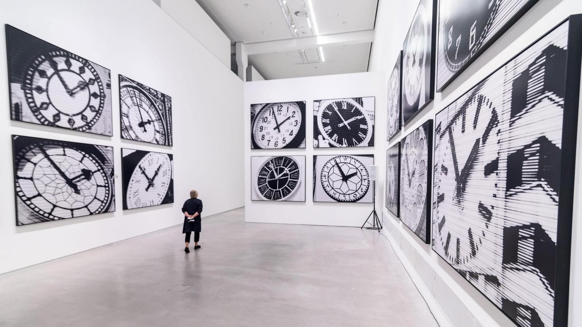 Die Ausstellung "Bettina Pousttchi. In Recent Years" in der Berlinischen Galerie, die im Rahmen der Berlin Art Week eröffnet wurde. Zu sehen sind verschiedene Darstellungen von Uhren in schwarzweiß.