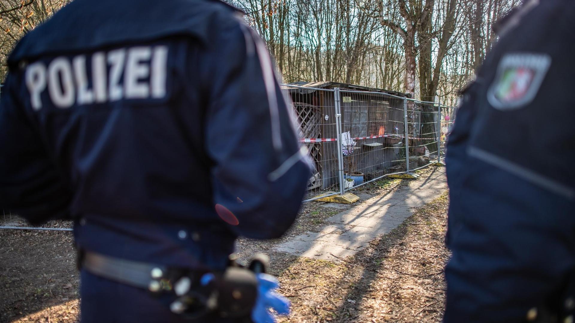 Missbrauchsfall in Lügde: Polizeibeamte stehen auf dem Campingplatz Eichwald vor der Parzelle des mutmaßlichen Täters Missbrauchsfall in Lügde: Polizeibeamte stehen auf dem Campingplatz Eichwald vor der Parzelle des mutmaßlichen Täters