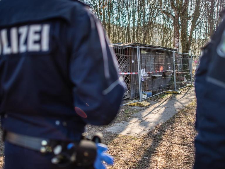 Missbrauchsfall in Lügde: Polizeibeamte stehen auf dem Campingplatz Eichwald vor der Parzelle des mutmaßlichen Täters
