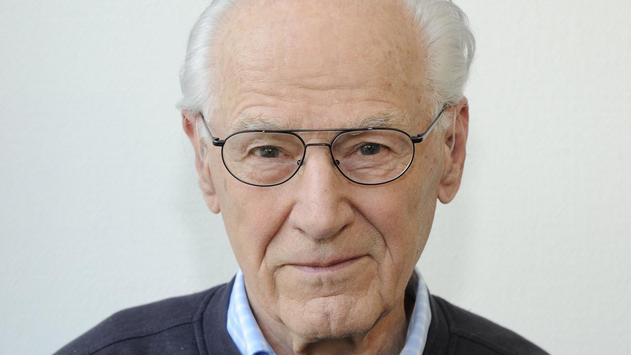 Ludwig Baumann, 1921 in Hamburg geboren, ist der letzte noch lebende Wehrmachtsdeserteur, aufgenommen am 30.03.2014 in Köln. Ludwig Baumann, 1921 in Hamburg geboren, ist der letzte noch lebende Wehrmachtsdeserteur, aufgenommen am 30.03.2014 in Köln.